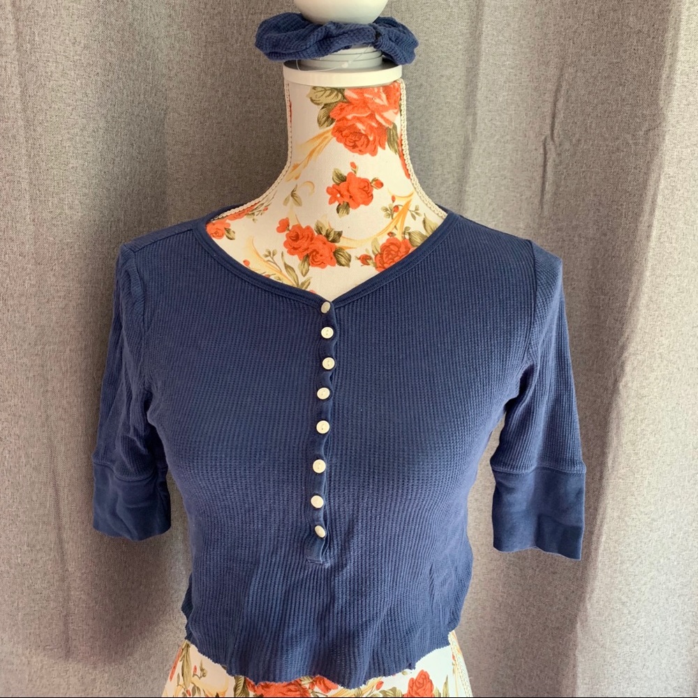 Gap cropped shirt with matching scrunchie